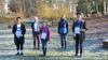 Schulleiter Bernhard Seißinger (hinten links) gratuliert zusammen mit den beiden betreuenden Lehrkräften Barbara Doleschal (Mitte) und Thomas Morche (hinten rechts) den erfolgreichen Wettbewerbsteilnehmern Minghao He (links) und Yitian Chen (rechts).