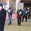 Die Gottesdienstbesucher nahmen die Gesangbücher von der St. Nikolai-Kirche mit ins Gemeindehaus.