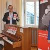 Im großen Sitzungssaal des Landkreises Rhön-Grabfeld in Bad Neustadt gaben Frank Stäblein, Leiter der Kreismusikschule und Sparkassendirektor Georg Straub erste Informationen zum Wettbewerb Talentissimo 2022. Mit dabei  Landrat Thomas Habermann, der am Klavier zeigte, dass auch er dieses Instrument beherrscht.