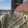 Blick auf den eingerüsteten Hauptturm des Ulmer Münsters sowie auf die Strebepfeiler am Kirchenschiff. Blick auf den eingerüsteten Hauptturm des Ulmer Münsters sowie auf die Strebepfeiler am Kirchenschiff.
