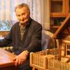 Von Meisterhand: Mit 91 Jahren hat Helmut Kuhn aus Sylbach dieses schöne Fachwerkhäuschen (vorne rechts) gebaut. Es soll auf keinen Fall sein letztes sein.