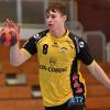 Leon Schröder (am Ball) steht vor seinem ersten Heimspiel für den Handball-Drittligisten HSC Bad Neustadt.