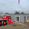 52 Container auf dem Fußballplatz werden für zwei Jahre die Kindertagesstätte für Theilheim beherbergen, während das Gebäude im Gartenweg saniert und erweitert wird.