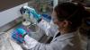 Labore versuchen dem Coronavirus auf die Spur zu kommen.