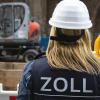 Das Hauptzollamt Schweinfurt, das auch für Würzburg zuständig ist, hat im ersten Halbjahr des vergangenen Jahres 644 Arbeitgeber in der Region kontrolliert.