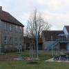 Etliche Sanierungsarbeiten stehen laut 
Vorberatung im diesjährigen Kleinlangheimer Haushalt an, wie zum Beispiel die Dachsanierung für das ehemalige Atzhäuser Schulhaus (links). Auf dem Gelände ist auch eine Lagerhalle vorgesehen.