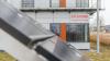 "Energy Efficiency Center": das Forschungs- und Verwaltungsgebäude des ZAE am Hubland in Würzburg mit speziellen Solarmodulen im Vordergrund.