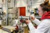 Im Infrarotlabor arbeitet Clara Scheuring, Physiklaborantin am ZAE Bayern, an einem Messaufbau zur Bestimmung von Strahlungseigenschaften im Infrarotbereich. Im Infrarotlabor arbeitet Clara Scheuring, Physiklaborantin am ZAE Bayern, an einem Messaufbau zur Bestimmung von Strahlungseigenschaften im Infrarotbereich.