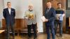 Der ehrenamtliche Stadtarchivar Peter Wesselowsky (Zweiter von links) hört im Alter von 80 Jahren auf. Mit im Bild Verwaltungsleiter Wolfgang Duscher (links), Bürgermeister Peter Juks (Zweiter von rechts) und Archivar Georg Menig.