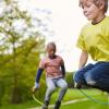 Das macht Kindern gerade in den Ferien Spaß: draußen endlos herumzutollen und sich ordentlich auszupowern.