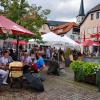 Gut besucht war der Bischofsheimer Markplatz an vielen Sommerabenden. In diesem Jahr sollen neue Schirme und eine neu Bestuhlung über einen Projektfonds angeschafft werden.