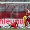 Nach dem 1:2 gegen Mannheim ist den Kickers-Akteuren (von links) Leon Schneider, Saliou Sane, Tobias Kraulich, Hendrik Bonmann (verdeckt), Maximilian Breunig und Daniel Hägele die Enttäuschung deutlich anzusehen.