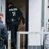 Kriminaltechniker untersuchen in Dettingen bei Aschaffenburg das Haus, in dem die Leichen zweier Kinder gefunden wurden.