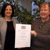 Beatrix Weber Hilpert und  Birgit Wirsing bei der Urkundenübergabe.