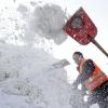 Schneeschaufeln - hier ein Symbolbild - kann anstrengend sein. Dennoch müssen Anwohner laut Verkehrsministerium auch "selbstständige" Gehwege räumen, wenn die Kommunen das wollen.