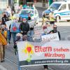 Eine Demonstration der Initiative "Eltern stehen auf" im April 2021 in der Würzburger Innenstadt. Weil bei einer Veranstaltung der Initiative gegen Auflagen verstoßen wurde, musste sich eine 35-Jährige aus dem Landkreis jetzt vor dem Amtsgericht verantworten.