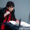 27.01.2022, Berlin: Die Holocaust-Überlebende Inge Auerbacher zeigt während ihrer Rede bei der Gedenkstunde zum «Tag des Gedenkens an die Opfer des Nationalsozialismus» im Deutschen Bundestag einen Schmetterling, den sie am Revers trägt. Foto: Bernd von Jutrczenka/dpa +++ dpa-Bildfunk +++