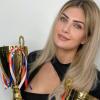 Erfolg mit einer "körpernahen Dienstleistung": Wimpern-Weltmeisterin Diana Lauer, die in Bad Neustadt ein Wimpern- und Augenbrauenstudio betreibt.