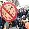 Die Demonstranten haben eine klare Einstellung zur Impfpflicht. Im Bundestag wird am Mittwoch erstmals darüber debattiert.