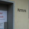 Das Toilettenhäuschen an der Lohrer Mainlände ist wegen verschiedener Defekte seit längerer Zeit geschlossen. Um die Kosten der von der Stadt geplanten Sanierung gibt es nun Diskussionen.