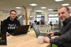 Zwischen Laptop und Tischkicker (von links): Die Unternehmensgründer Christian Maier (cherry-click) und Damian Berghof (NICERecs) bei der Arbeit im Starthouse Spessart in Lohr.