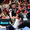 Simon Ernst (hinten), hier zusammen mit Julian Köster im Hauptrundenspiel der deutschen Handball-Nationalmannschaft gegen Norwegen (Mitte Magnus Gullerud), wird beim Testspiel des SC DHfK Leipzig gegen den TVB Stuttgart in Dettelbach nach seiner Corona-Infektion fehlen.