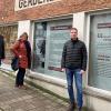 Bürgermeister Jürgen Hennemann, Kreisheimatpflegerin Christiane Tangermann und Quartiersmanager Stefan Kaiser (von links) präsentieren die Schaufenstergestaltung in der Neubrückentorstraße am Gröhling-Haus.
