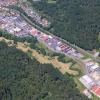 Die Luftaufnahme zeigt das Frammersbacher Gewerbegebiet. Oberhalb der Bundesstraße ist im Wald als Schneise die Deponie "Gründle" zu erkennen. Das Gebiet Aspenwurzel liegt rechts oberhalb der Schneise.