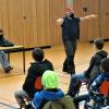 Dirk Bayer und Katharina Graf bei einer Spielszene in der Sporthalle