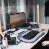 Selina Thurn, die Leiterin des Bürgerbüros der Verwaltungsgemeinschaft Gerolzhofen, sitzt an ihrem Arbeitsplatz im umgebauten Büroraum.