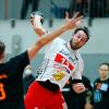 Kraftvoll setzt Vilim Leskovec zum Wurf an. Er war beim letzten Auswärtsspiel des HSC Bad Neustadt in Bayreuth (links Stefan Wopperer) mit sieben Treffern bester HSC-Schütze. Auf seine Treffsicherheit setzt das Kellerkind auch an diesem Samstag im Spiel bei der HSG Rodgau Nieder-Roden.