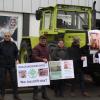 Mit großen Schleppern und Plakaten demonstrierten auf dem Aldi-Parkplatz in Karlstadt dagegen, dass sich Aldi als Unterstützer der Landwirtschaft inszeniert: (von links)  die Landwirte Alfons Full und Karl Köhler aus Retzstadt, Kreisbäuerin Maria Hoßmann, Kreisgeschäftsführer Elmar Konrad und Bezirksgeschäftsführer Eugen Köhler vom Bayerischen Bauernverband.