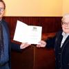 Bürgermeister Wolfram Thein (links) ehrte den langjährigen Ortssprecher von Geroldswind, Winfried Appel, für langjährige kommunale Arbeit im Gemeinderat Maroldsweisach mit einer Urkunde des Bayerischen Innenministeriums.