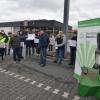 Vor dem Discountermarkt Aldi in Uffenheim machen Landwirte ihrem Unmut über eine Werbeaktion Luft.