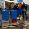 Ehrenamtlich Helfer laden die Stromkästen aus Herlheim ab. Ehrenamtlich Helfer laden die Stromkästen aus Herlheim ab.