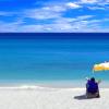 Weißer Strand und blaues Meer. Die Sehnsucht nach einem Urlaub in sonnigen Gefilden ist derzeit bei den Menschen groß. Hiesige Reisebüros registrieren eine leicht steigende Zahl von Buchungen.
