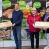 Unter Einhaltung der Corona-Schutzmaßnahmen überreichte Bäckerei-Geschäftsführer Johannes Schmitt (Zweiter von links) die Kuchen-Spendenschecks an Winfried Schulz (Mitte) sowie Herrn und Frau Lutz (rechts) vom Hambacher Förderverein krebskranker Kinder sowie an Prof. Dr. Christina Kohlhauser-Vollmuth von der Missio Kinderklinik (links).