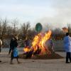 Freudiger Tanz der Bergtheimer Wengertsschneckli ums Feuer. Das Coronavirus soll aus dem Dorf verbannt werden.