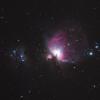 Der Orionnebel durch ein 400 mm-Objektiv mit 18 Bilder je Minute belichtet. Obwohl er rund 1350 Lichtjahre entfernt ist , ist er auch mit bloßem Auge als heller Punkt im Schwert des Sternbildes Orion zu erkennen.
