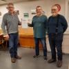 Im Rahmen einer Versammlung der Sänger der Sängerlust Stöckach konnte ein treuer Sänger für 25 Jahre aktives Singen im Männerchor geehrt werden. Klaus Klopf erhielt eine Urkunde vom Fränkischen Sängerbund und einen Präsentkorb vom Verein überreicht. Klaus Klopf ist ein sehr zuverlässiger Sänger, der auch bei allen sonstigen Aktivitäten immer mit anpackt. Die Sängerlust Stöckach hofft nun, dass die Durststrecke "Corona" überwunden ist und wird den Chorbetrieb wiederaufnehmen. Auf dem Foto Klaus Klopf, Roland Welz und Franz Steinheuer.