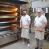 Markus (links) und Robert Gürsching am Backofen in ihrer Backstube in Gerolzhofen. Inhaber Robert hat den Familienbetrieb nun an seinen Sohn übergeben.