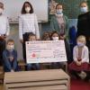 Die Kinder und Lehrkräfte der Grundschule freuen sich über die Bänke.