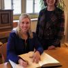 Staatssekretärin Anna Stolz beim Eintrag ins Goldene Buch mit Bürgermeisterin Susanne Knof .