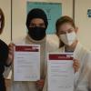 Betreuende Lehrkraft StRin Simone Streibich, Mitglieder des Wahlkurses Natur und Technik (Nurefsan Haner , Kseniya Poluianova, Hamza Housein).