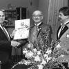 Der Gründungsvorsitzende Willi Ziegler (Mitte), wird 1992 vom Kreisvorsitzenden des Nordbayerischen Musikbund Erwin Drescher aus Waigolshausen, mit der Silbernen Ehrennadel ausgezeichnet. Rechts im Bild der damalige Vorstand Rudi Full.