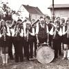Eines der ersten Bilder des jungen Schwemmelsbacher Musikvereins aus dem Gründungsjahr 1972. Rechts im Hintergrund die Baracke des Sportvereins, die anfangs als Probenraum genutzt wurde.