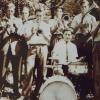 Auch schon vor der Gründung eines offiziellen Musikvereins wurde im Ort Musik gespielt. Das Bild aus den 1950er-Jahren zeigt eine Gruppe junger Männer mit ihren Instrumenten.