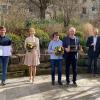 Zur Übergabe des Wein-Ehrenpreises des Landkreises Schweinfurt trafen sich in Stammheim (von links) Alina und Johannes Dereser, Weinprinzessin Laura Ziegler, Gerda und Hermann Dereser, Bürgermeister Horst Herbert und Landrat Florian Töpper.