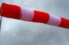 Ein Windsack steht in der Luft und zeigt somit recht starken Wind an. Erneut soll es in Unterfranken am Donnerstag stürmen. Ein Windsack steht in der Luft und zeigt somit recht starken Wind an. Erneut soll es in Unterfranken am Donnerstag stürmen.