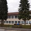 1965 wurde die Hausener Schule gebaut und seit zwölf Jahren wird hier nicht mehr unterrichtet. Im kommenden Schuljahr sollen vorübergehend drei Grundschulklassen einziehen. An der Südwestecke (auf dem Foto links) soll eine Fluchttreppe angebaut werden. 1965 wurde die Hausener Schule gebaut und seit zwölf Jahren wird hier nicht mehr unterrichtet. Im kommenden Schuljahr sollen vorübergehend drei Grundschulklassen einziehen. An der Südwestecke (auf dem Foto links) soll eine Fluchttreppe angebaut werden.